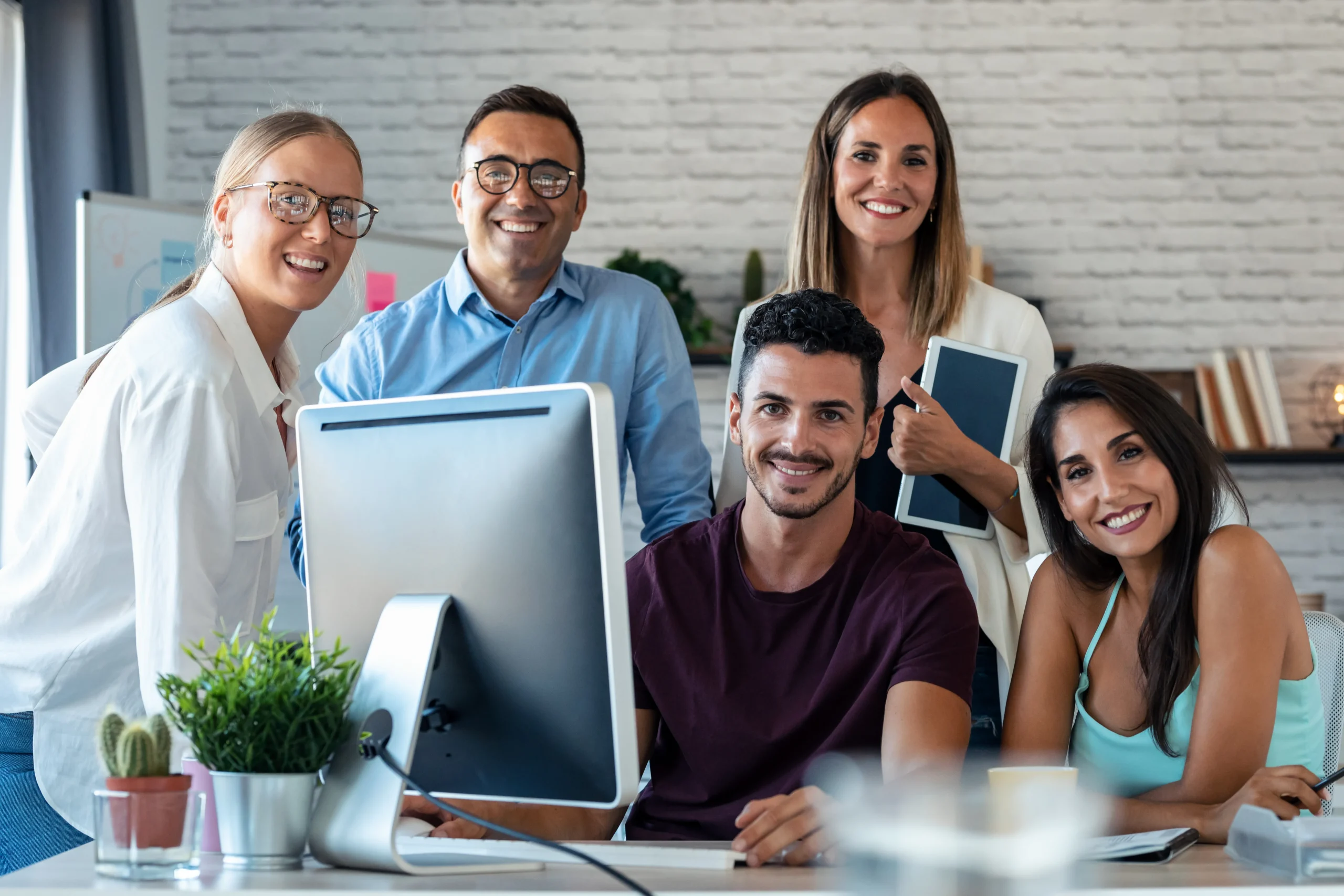 Equipo de una agencia SEO trabajando junto en un proyecto