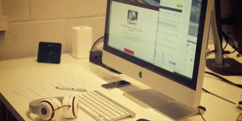 Diseño web mostrado en un iMac de Apple durante la edición de una página